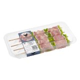 Brochetas de pollo, pimiento verde y tocino de cerdo con varilla